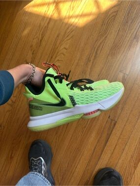 Nike LeBron Witness 5 "Grinch" Sz 7 US Men's